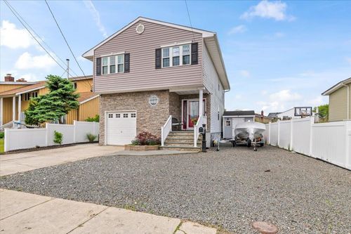 845 Atlantic St, Lindenhurst, NY, 11757-6210 | Card Image