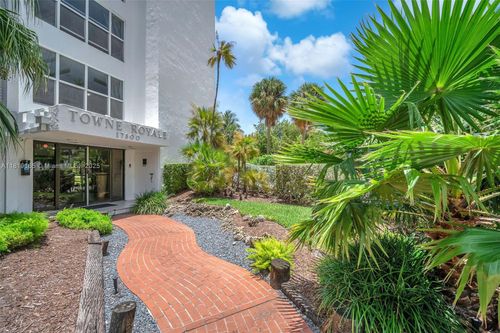 apt-303-17800 Atlantic Blvd, Sunny Isles Beach, FL, 33160-2705 | Card Image