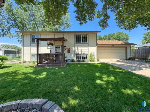 104 E Robin Pl Place, Brandon, SD, 57005 | Card Image