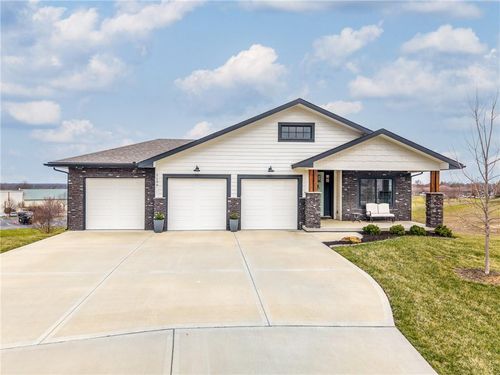 1100 Ne Goshen Dr, Lee's Summit, MO, 64064 | Card Image
