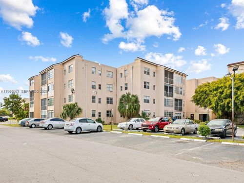400m-2840 Somerset Dr, Lauderdale Lakes, FL, 33311-9338 | Card Image
