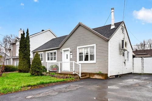 2240 Rue Park, House with 2 bedrooms, 1 bathrooms and null parking in Longueuil QC | Card Image