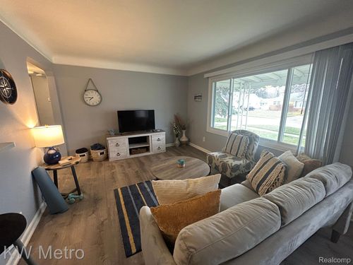 22216 Revere St, Saint Clair Shores, MI, 48080-1305 | Card Image