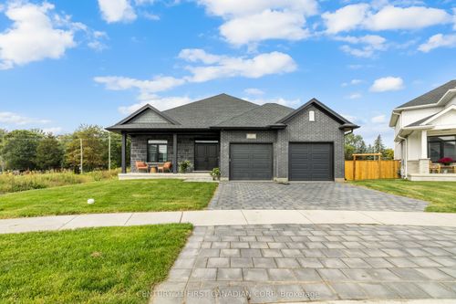 27 Spruce Cres, Parkhill, ON, N0M2K0 | Card Image