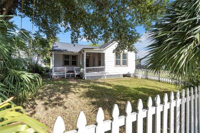 Galveston bungalow. Tree shaded front yard | Image 2