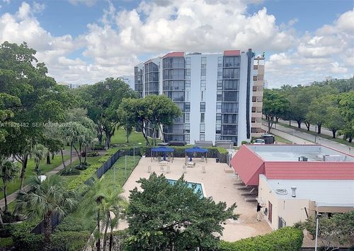 apt-811-3301 N Country Club Dr, Miami, FL, 33180-1740 | Card Image