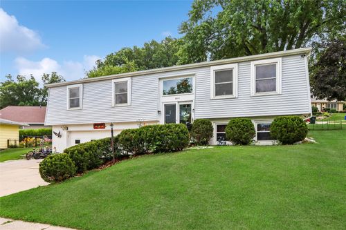 2011 Northgate Dr Ne, Cedar Rapids, IA, 52402-3738 | Card Image