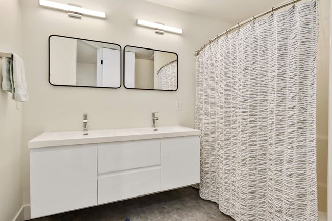 Shared upper level full bath | Image 29