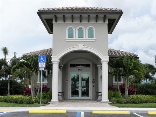 102-3800 Hillcrest Dr, Hollywood, FL, 33021 | Card Image