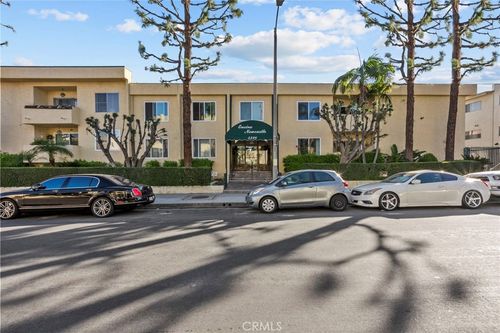 18-5328 Newcastle, Encino, CA, 91316 | Card Image