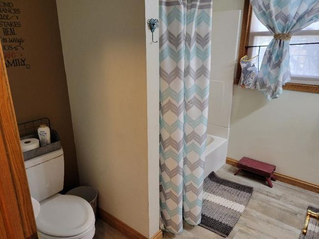 540 7th Ave SW BA 1 toilet shower.jpg | Image 16