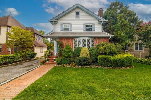 82 Robertson Rd, Lynbrook, NY, 11563-3729 | Card Image