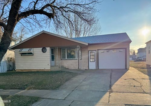304 S Main St, Glen Ullin, ND, 58631 | Card Image
