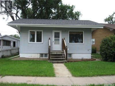 824 Ominica St E, House other with 2 bedrooms, 1 bathrooms and null parking in Moose Jaw SK | Image 1