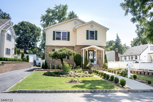 40 Oaktree Ln, Bloomfield, NJ, 07003-4219 | Card Image