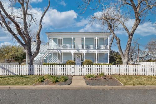 908 N Crockett St, Fredericksburg, TX, 78624-3326 | Card Image