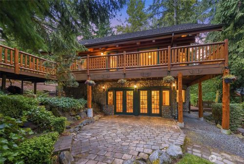 22005 Se 28th St, Sammamish, WA, 98075-9527 | Card Image