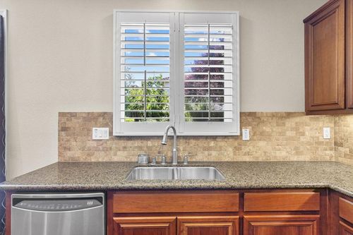 15939 Crescent Park Cir, Lathrop, CA, 95330-8622 | Card Image
