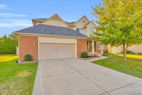 15565 Applewood Ln, Southgate, MI, 48195-6818 | Card Image
