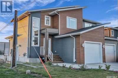 800 1 St Ave N, Home with 4 bedrooms, 4 bathrooms and null parking in Martensville SK | Image 2