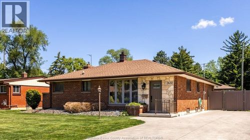 2632 Everts Ave, Windsor, ON, N9E2V1 | Card Image