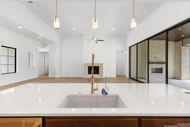 8166 Blue Oak, House other with 4 bedrooms, 5 bathrooms and null parking in Garden Ridge TX | Image 17