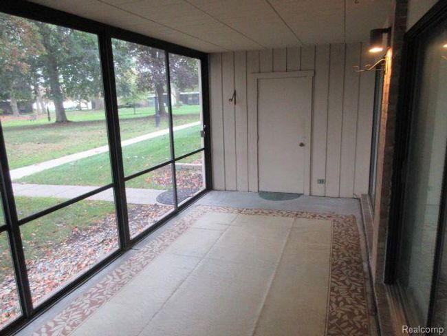 18447 University Park Dr, Condo with 2 bedrooms, 1 bathrooms and null parking in Livonia MI | Image 22