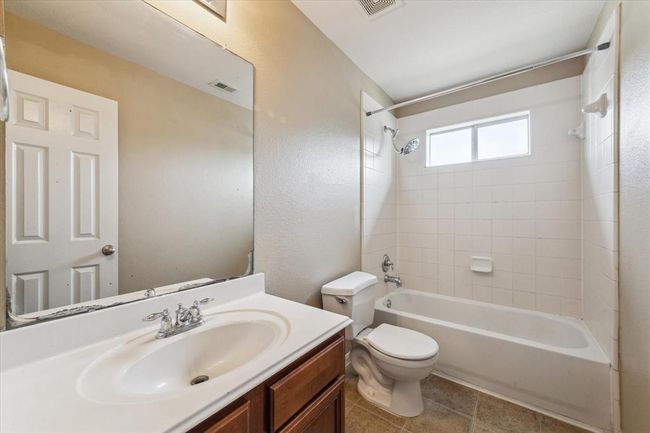 Secondary Bathroom Upstairs | Image 19