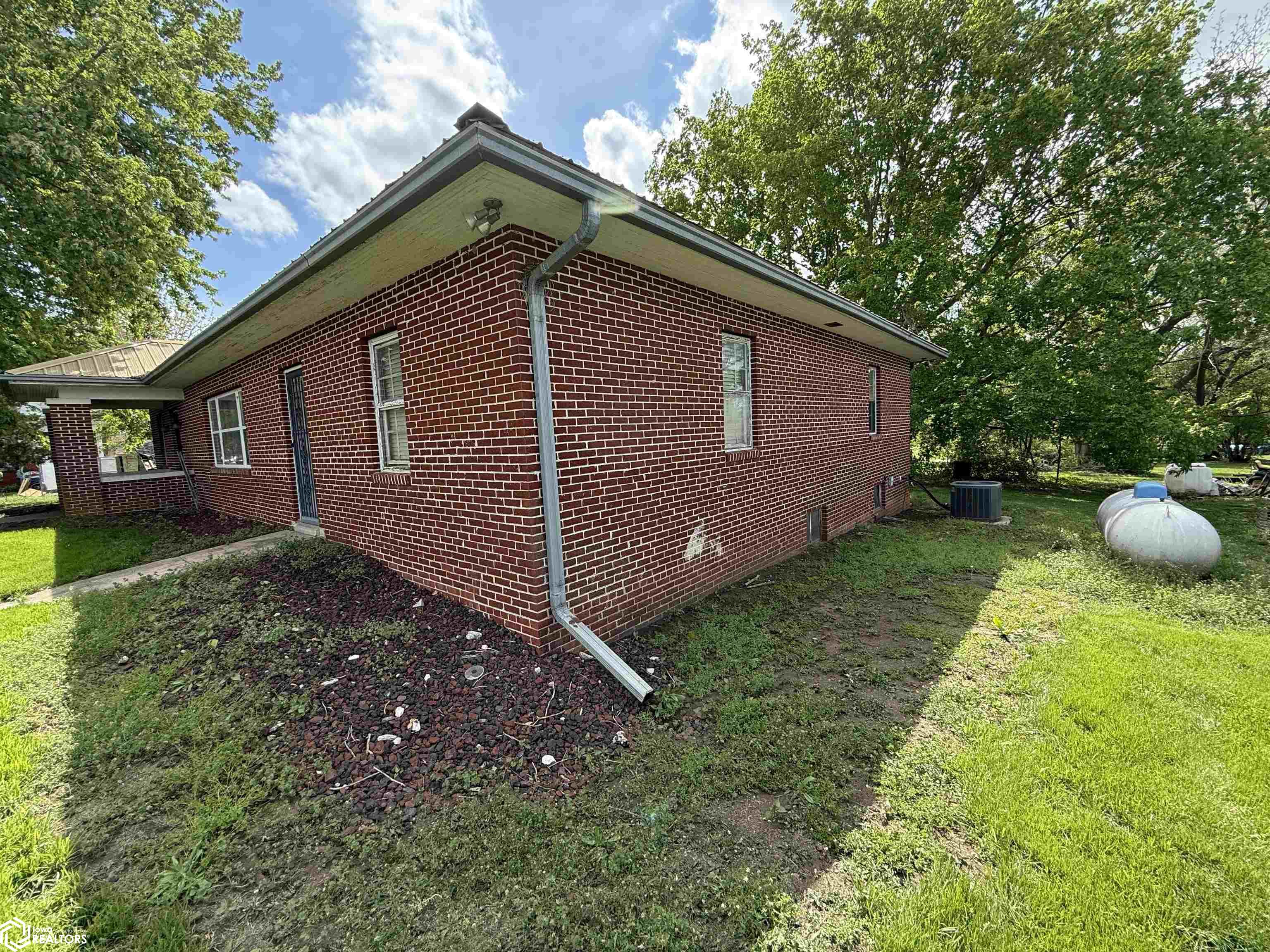907 Alice Ave, Riverton, IA 51650