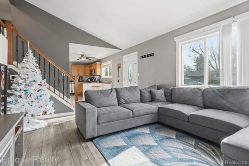 20413 Caniff St, Clinton Twp, MI, 48035-4402 | Card Image