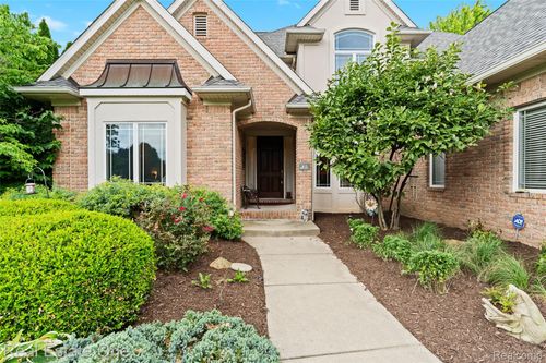 16048 Pine Bluff Ct, Fenton, MI, 48430-9166 | Card Image