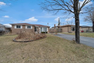 10 Deloraine Dr, House other with 3 bedrooms, 2 bathrooms and 6 parking in Brampton ON | Image 2