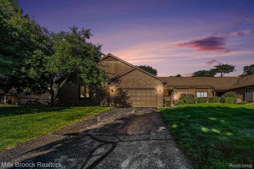 2198 London Bridge Dr, Rochester Hills, MI, 48307-4231 | Card Image