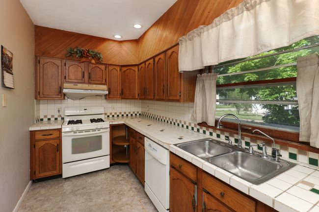 201 E Boundary St, House other with 4 bedrooms, 2 bathrooms and 2 parking in Stanford IL | Image 10
