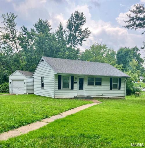 300 Estridge Rd, Saint Louis, MO, 63137-4200 | Card Image