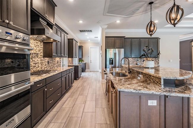 Viking double ovens and cooktop | Image 8