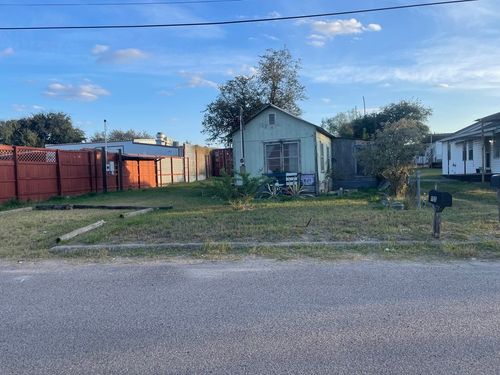 105 Alvarado St, Hebbronville, TX, 78361-2643 | Card Image