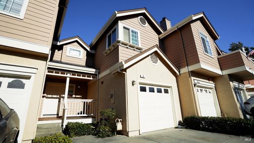 9 Manchester Ln, Fairfield, CA, 94533-6628 | Card Image
