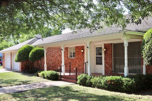 211 Spill St, Winters, TX, 79567-5020 | Card Image