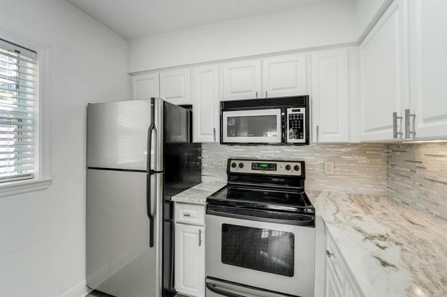 APT-101 - 1035 Lake Shore Dr, Condo with 2 bedrooms, 2 bathrooms and null parking in Lake Park FL | Image 5