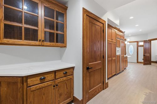 124 E Windemere Ave, Royal Oak, MI, 48073-2617 | Card Image