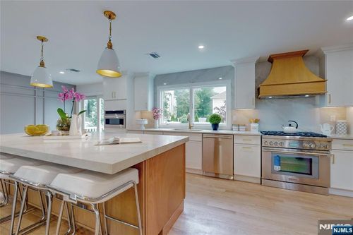 415 Bailey Rd, Paramus, NJ, 07652-5511 | Card Image