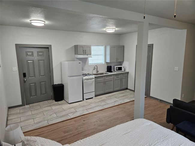208 W 2 Nd St, House other with 2 bedrooms, 1 bathrooms and null parking in Sweeny TX | Image 7