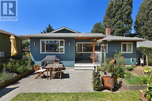 916 Leslie Dr, Victoria, BC, V8X2Y5 | Card Image