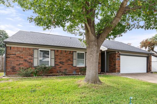 106 Cinnamon Ln, Euless, TX, 76039-7904 | Card Image