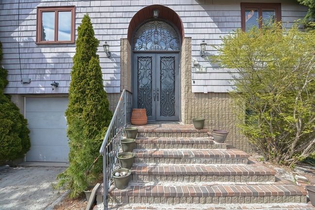 18 Bungalow Rd, House other with 5 bedrooms, 3 bathrooms and 4 parking in Gloucester MA | Image 9