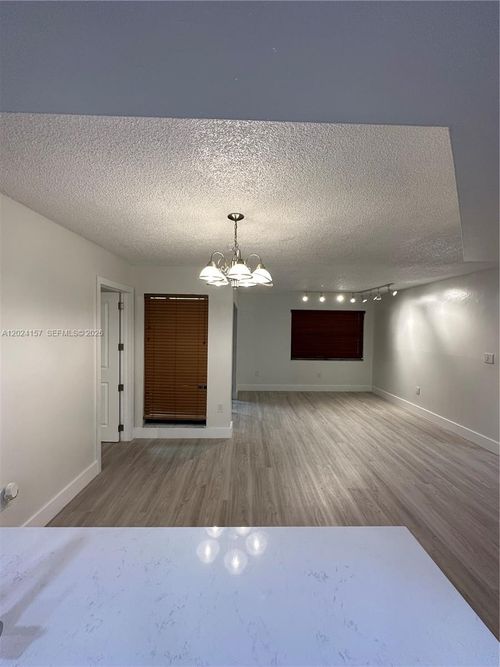 5-11-10813 Nw 7th St, Miami, FL, 33172 | Card Image
