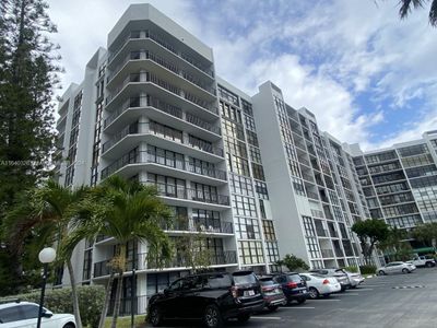 208 - 800 Parkview Dr, Condo with 2 bedrooms, 2 bathrooms and null parking in Hallandale Beach FL | Image 2