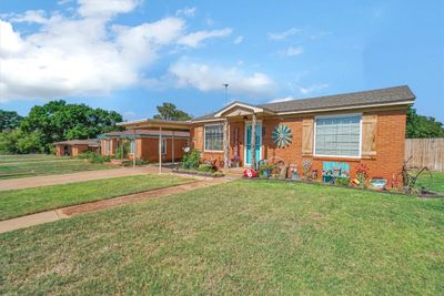 Ranch-style house featuring a front lawn | Image 2