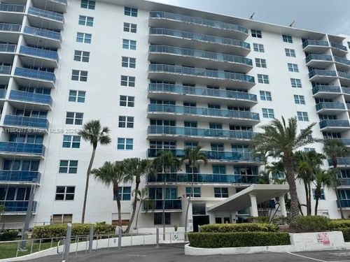 apt-6r-7501 E Treasure Dr, North Bay Village, FL, 33141-4398 | Card Image